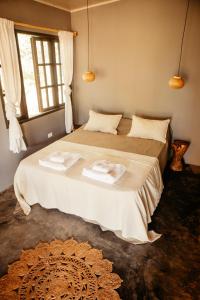 a bedroom with a bed with two towels on it at Casa Morrillo in Morrillo