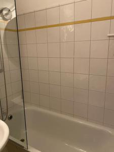 y baño con ducha, bañera y lavamanos. en BOSTEL 89 - Moderne Stadtwohnung in Moers-Zentrum, en Moers