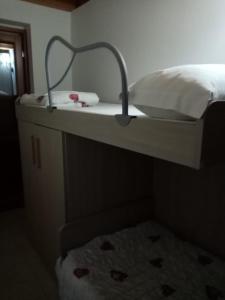 um beliche num quarto com um visor de cama em Residence La Pineta em Serina