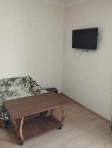 ein Wohnzimmer mit einem Sofa und einem Tisch in der Unterkunft Hotel Vardzia K A L A in Aspindza