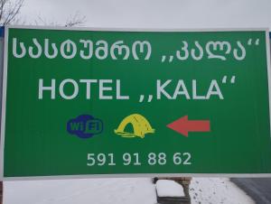 zielony znak dla hotelu kala w obiekcie Hotel Vardzia K A L A w mieście Aspindza