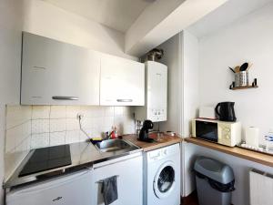 Kuchyň nebo kuchyňský kout v ubytování Corti - Studio Hypercentre - Grand Balcon - Fibre #SirDest