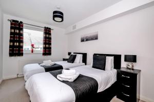 A bed or beds in a room at Orange Apartments - Kepplestone