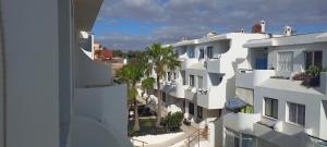 een luchtzicht op een wit appartementencomplex bij Holiday rent Fuerteventura in Costa de Antigua