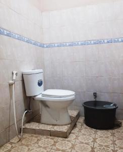 uma casa de banho com WC e um balde preto em Villa bhifa Puncak em Bogor