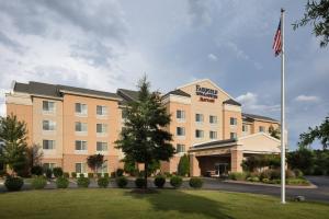 un hotel con una bandiera americana davanti di Fairfield Inn and Suites by Marriott Conway a Conway