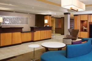 un vestíbulo con una zona de espera con sillas y mesas en Fairfield Inn and Suites by Marriott Conway, en Conway