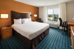 una camera d'albergo con letto, scrivania e finestra di Fairfield Inn and Suites by Marriott Conway a Conway