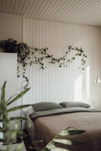 - une chambre dotée d'un lit avec un cœur fleuri sur le mur dans l'établissement Rural Carniola fairytale, à Križe