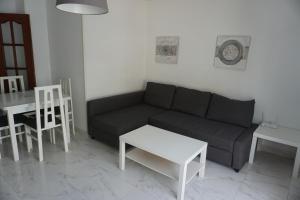uma sala de estar com um sofá e uma mesa em APARTAMENTO SAN ANDRÉS TORRE DEL MAR em Torre del Mar