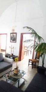 - un salon avec un canapé et une table dans l'établissement CASA VACANZA NONNA EMMA, à Lizzano