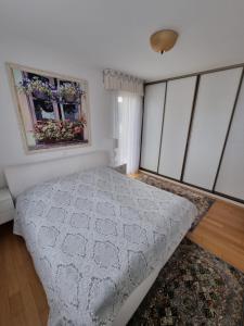 1 dormitorio con 1 cama y una foto en la pared en Charming apartment, 2 garage parking en Split