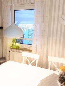 a kitchen with a table and two chairs and a window at Tauchparadies Kreidesee in Hemmoor