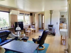 uma sala de estar com um sofá e uma mesa em Holiday Home Gudrid - all inclusive - 500m from the sea by Interhome em Fanø