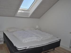 Posto letto in una camera bianca con finestra di Apartment Drita - 2-3km from the sea in Western Jutland by Interhome a Sønderby