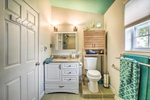 Un baño con inodoro, lavabo y ventana. en Lakeside Kent Home with Pier and Boat Ramp Access, en Waterport 26 fotos más