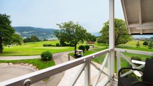 Vista generica sulle montagne o vista sulle montagne dall'interno dell'hotel