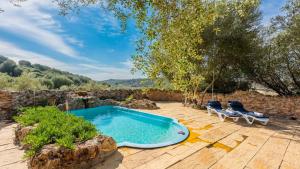 Basen w obiekcie Casa de Piedra La Laguna de Tiscar Puente Genil by Ruralidays lub w pobliżu
