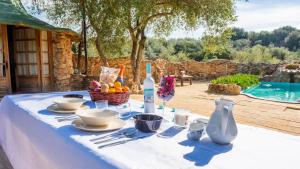 Basen w obiekcie Casa de Piedra La Laguna de Tiscar Puente Genil by Ruralidays lub w pobliżu