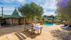 Basen w obiekcie Casa de Piedra La Laguna de Tiscar Puente Genil by Ruralidays lub w pobliżu