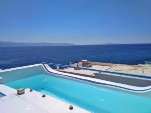 ピソ・リバディにあるVilla Danae - Seaside Villa with Pool & Hot Tubの海を背景にしたスイミングプール
