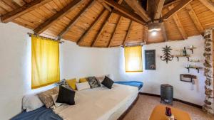 Łóżko lub łóżka w pokoju w obiekcie Casa de Piedra La Laguna de Tiscar Puente Genil by Ruralidays
