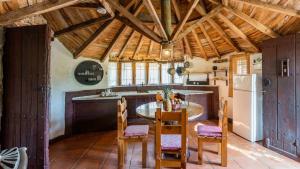 Kuchnia lub aneks kuchenny w obiekcie Casa de Piedra La Laguna de Tiscar Puente Genil by Ruralidays