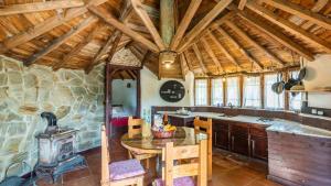 kuchnia z kuchenką i kamienną ścianą w obiekcie Casa de Piedra La Laguna de Tiscar Puente Genil by Ruralidays w mieście Puente-Genil