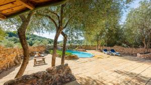Basen w obiekcie Casa de Piedra La Laguna de Tiscar Puente Genil by Ruralidays lub w pobliżu
