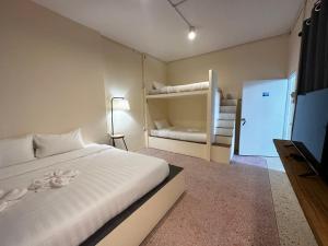 Bunk bed o mga bunk bed sa kuwarto sa Norm Space Hostel NST