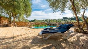 Basen w obiekcie Casa de Piedra La Laguna de Tiscar Puente Genil by Ruralidays lub w pobliżu