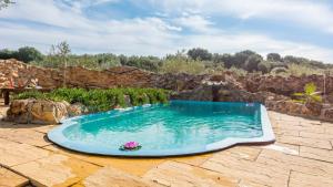 Basen w obiekcie Casa de Piedra La Laguna de Tiscar Puente Genil by Ruralidays lub w pobliżu