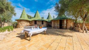 Patio lub wspólna przestrzeń na świeżym powietrzu w obiekcie Casa de Piedra La Laguna de Tiscar Puente Genil by Ruralidays