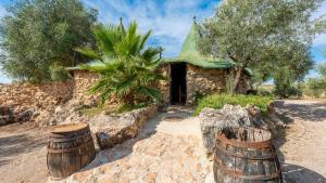 Ogród w obiekcie Casa de Piedra La Laguna de Tiscar Puente Genil by Ruralidays