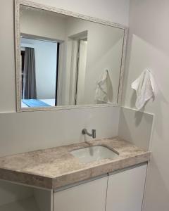 A bathroom at Taiba Beach Resort - Apt Duplex Novo