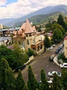 ボルジョミにあるAnanikoの大きな建物と駐車場がある町