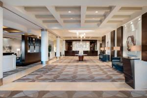 een lobby van een hotel met een geruite vloer bij Sheraton Cavalier Calgary Hotel in Calgary