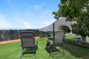two chairs sitting on the grass in a yard at Villa Luisa en Frontera in Tigaday