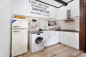 a kitchen with a washing machine and a washer and dryer at Villa Luisa en Frontera in Tigaday