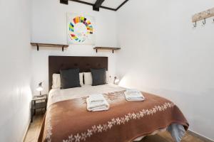 a bedroom with a large bed with two towels on it at Villa Luisa en Frontera in Tigaday