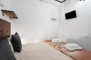 a bedroom with a bed with two towels on it at Villa Luisa en Frontera in Tigaday