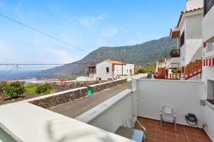a balcony with a view of the ocean at Villa Luisa en Frontera in Tigaday