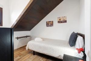 a bedroom with a bed with a wooden ceiling at Villa Luisa en Frontera in Tigaday