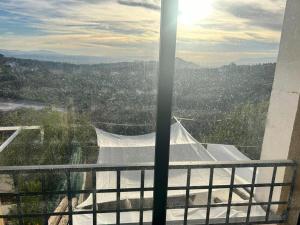 una ventana con vistas a la ciudad en Rustic mountain view apartment, en Cogollos De La Vega