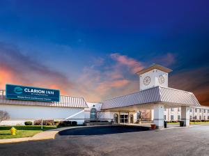 un edificio con una torre dell'orologio sopra di Clarion Inn Elmhurst - Oak Brook near I-88, I-290, I-294 a Elmhurst