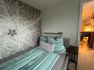 una camera da letto con un letto con un fiore sul muro di Guetsel-Lodge - Δ a Gütersloh