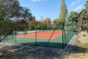 Tenis lub squash w obiekcie Quiet villa with garden and terrace in Fréjus lub w pobliżu