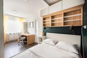 Кровать или кровати в номере Wola Canary De Luxe Apartment