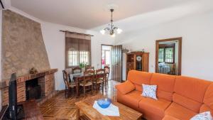 salon z kanapą i kominkiem w obiekcie Fuente Barrera El Gastor by Ruralidays w mieście El Gastor