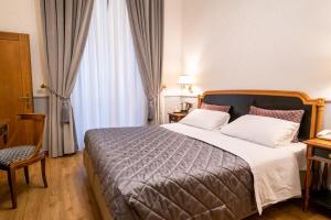 Postel nebo postele na pokoji v ubytování Strozzi Palace Hotel